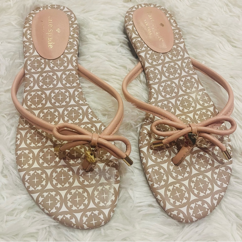 Kate Spade Mistic Bow Nude Blush Flip Flop Sandals with Gold Charms Size 6.5